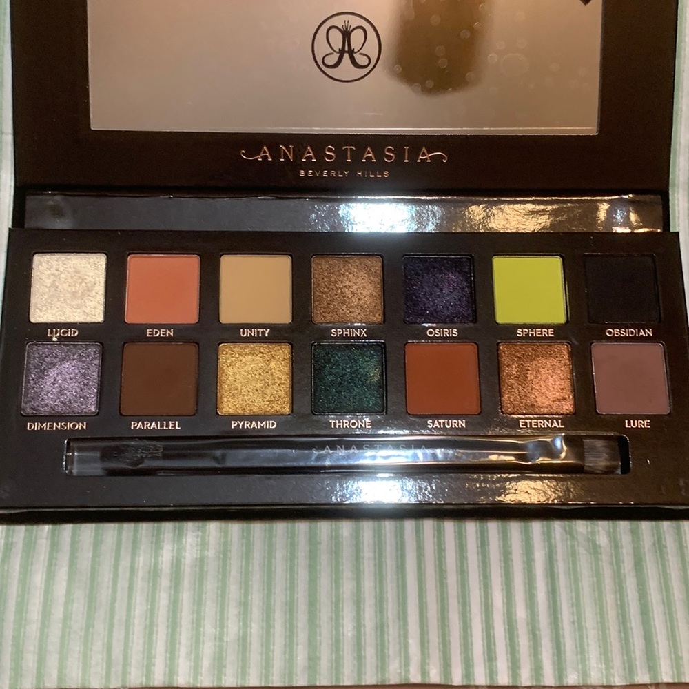 LE Anastasia Beverly Hills Prism Eyeshadow Palette